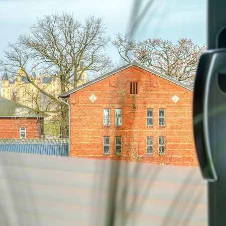 Zuarin Schlossblick Mit Dschungel-Feeling - Direkt Am Schlossgarten Von Schwerin - Ganzes Apartment - Parkplatz Vorhanden Lägenhet *