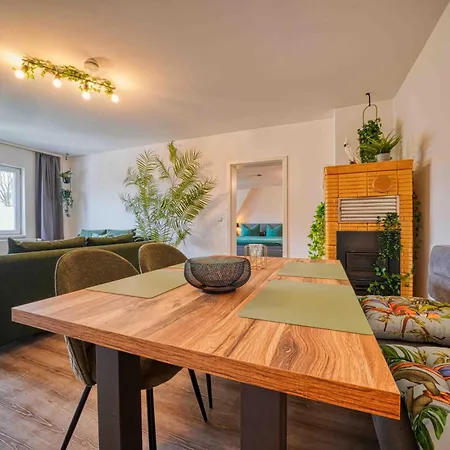 Zuarin Schlossblick Mit Dschungel-Feeling - Direkt Am Schlossgarten Von Schwerin - Ganzes Apartment - Parkplatz Vorhanden Lägenhet *