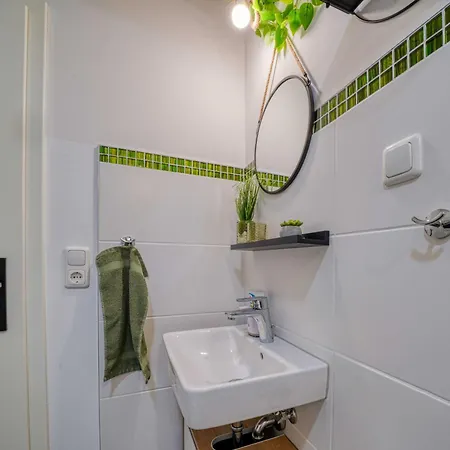 Zuarin Schlossblick Mit Dschungel-Feeling - Direkt Am Schlossgarten Von Schwerin - Ganzes Apartment - Parkplatz Vorhanden Lägenhet *