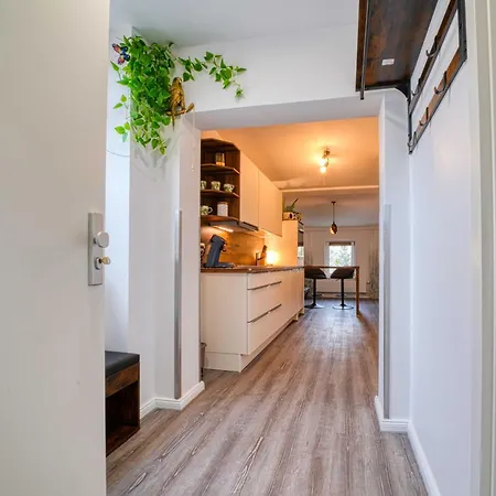 Zuarin Schlossblick Mit Dschungel-Feeling - Direkt Am Schlossgarten Von Schwerin - Ganzes Apartment - Parkplatz Vorhanden Lägenhet
