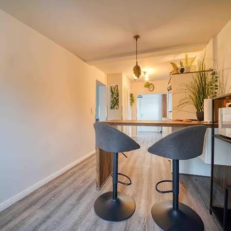 Zuarin Schlossblick - Ganzes Direkt Am Schlossgarten Von Mit Dschungel-feeling - Parkplatz Auf Anfrage Vorhanden *