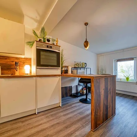 Zuarin Schlossblick Mit Dschungel-Feeling - Direkt Am Schlossgarten Von Schwerin - Ganzes Apartment - Parkplatz Vorhanden Lägenhet *
