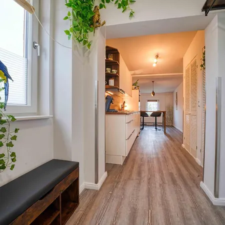 Zuarin Schlossblick - Ganzes Direkt Am Schlossgarten Von Mit Dschungel-feeling - Parkplatz Auf Anfrage Vorhanden *