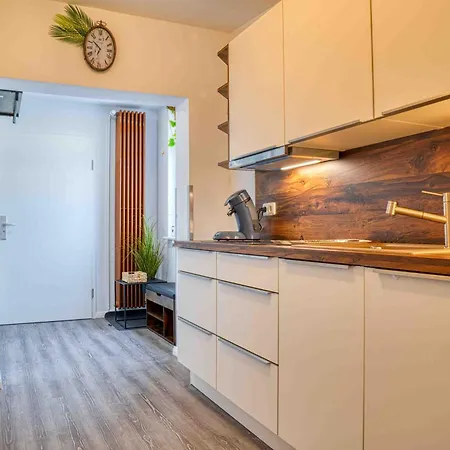 Zuarin Schlossblick Mit Dschungel-Feeling - Direkt Am Schlossgarten Von Schwerin - Ganzes Apartment - Parkplatz Vorhanden Lägenhet