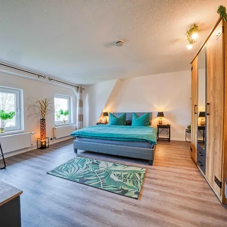 Zuarin Schlossblick - Ganzes Direkt Am Schlossgarten Von Mit Dschungel-feeling - Parkplatz Auf Anfrage Vorhanden *