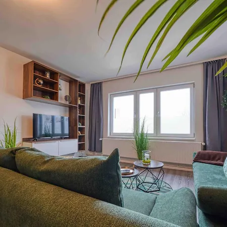 Zuarin Schlossblick - Ganzes Direkt Am Schlossgarten Von Mit Dschungel-feeling - Parkplatz Auf Anfrage Vorhanden