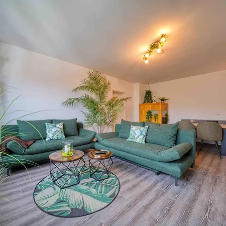 Zuarin Schlossblick - Ganzes Direkt Am Schlossgarten Von Mit Dschungel-feeling - Parkplatz Auf Anfrage Vorhanden